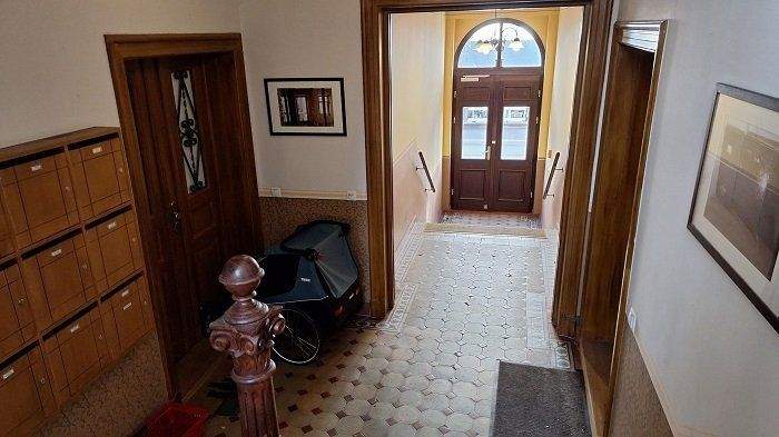 Hausflur mit Blick auf die Wohnungstür