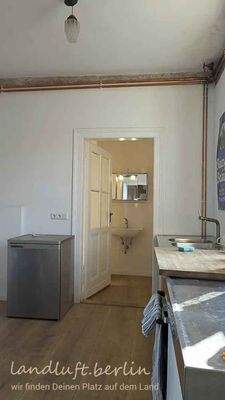 Lehnschulzenhaus EG, Küche in Raum 3, Blick in das Duschbad.jpg