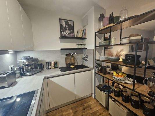 Moderne Küche mit Regal