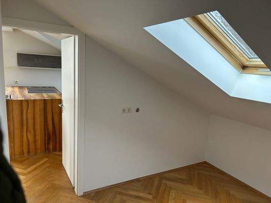 Blick aus dem Abstellraum in die Küche