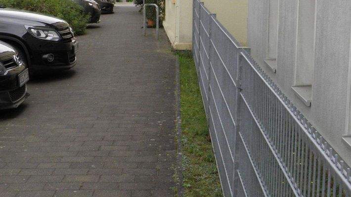 Gehweg hinter dem Wohnhaus