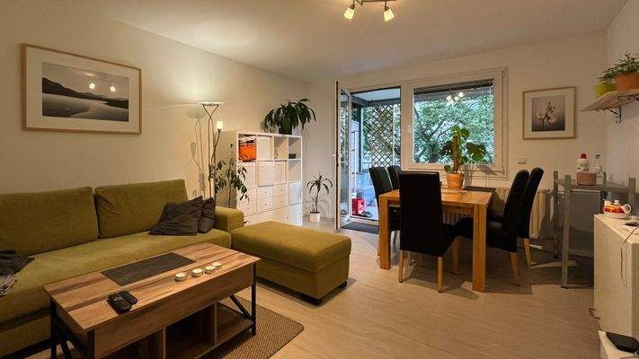 Großzügiger Wohn- und Essbereich mit direktem Zugang zum überdachten Balkon