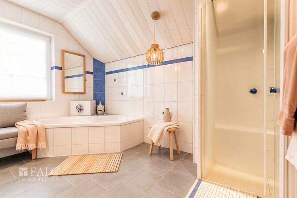 Badezimmer Dusche u. Badewanne - (KI generiert)