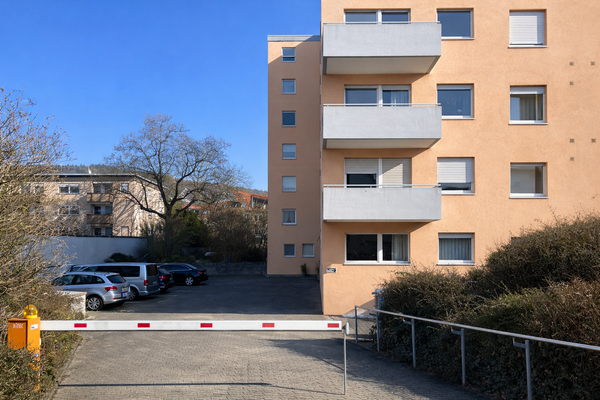 Die Zufahrt zum Haus ist bestens geregelt, der Stellplatz ist gut erreichbar