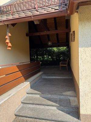 Eingangsbereich überdacht mit Pergola