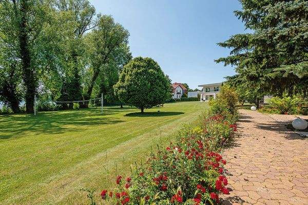 Blick in das Grundstück.jpg