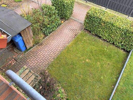 Blick in den vorderen Grundstücksbereich aus Zimmer 3