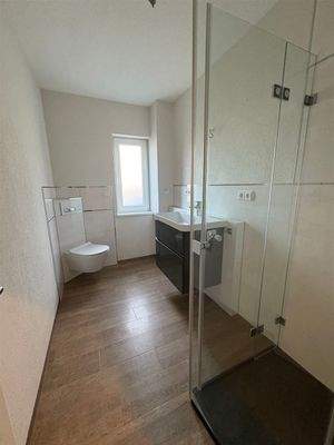 modernisiertes Duschbad im Erdgeschoss