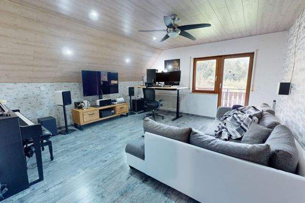 großflächiges Arbeitszimmer im DG mit Zugang zum Balkon