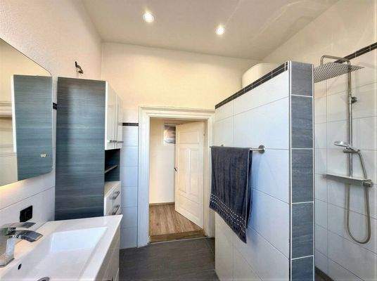 Badezimmer mit Dusche 2. OG