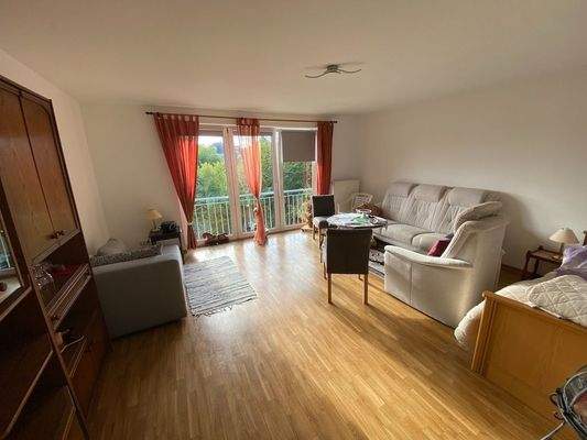 lichtdurchflutetes Wohnzimmer