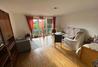 lichtdurchflutetes Wohnzimmer