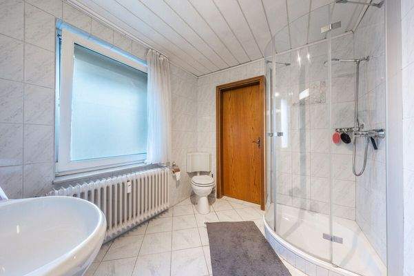 wie auch das Badezimmer der oberen Wohnung