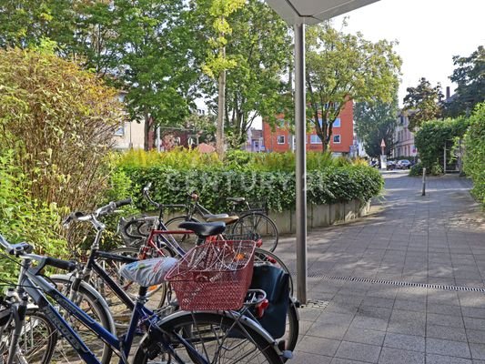 Außenbereich mit Fahrradabstellplätzen