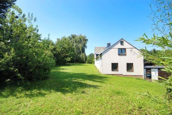 Hausansicht mit Garten