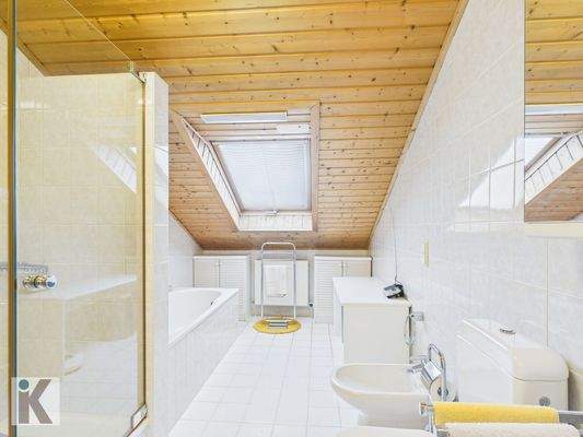 Badezimmer im Dachgeschoss