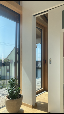 Blick durch großes Panoramafenster