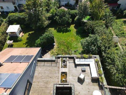 Dachterrasse mit Gartenblick
