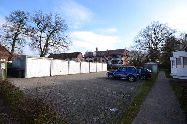 Garagentrakt links + Stellplätze