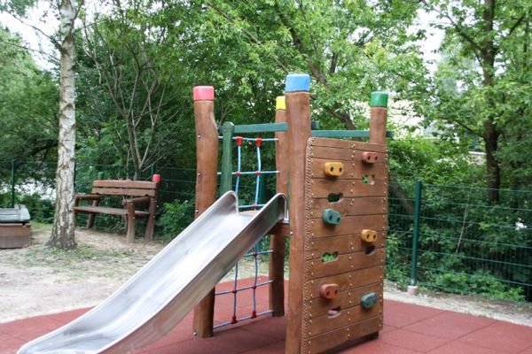 Spielplatz für Kinder und Enkel 9