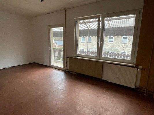 Wohnzimmer mit Blick auf Balkon