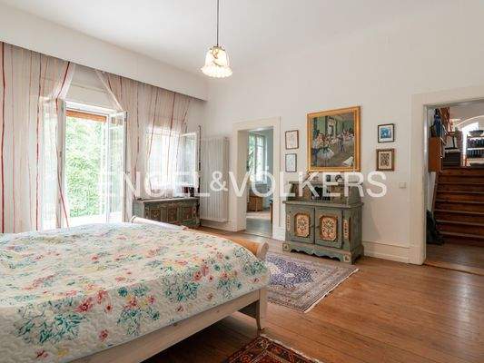 Schlafzimmer 1. OG mit Blick ins Bad und in den Aufgang