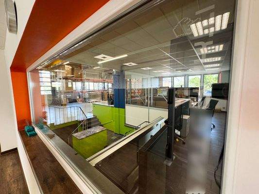 Blick_von_Büro_in_die_Halle