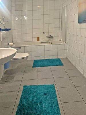 Bad mit Wanne und Dusche