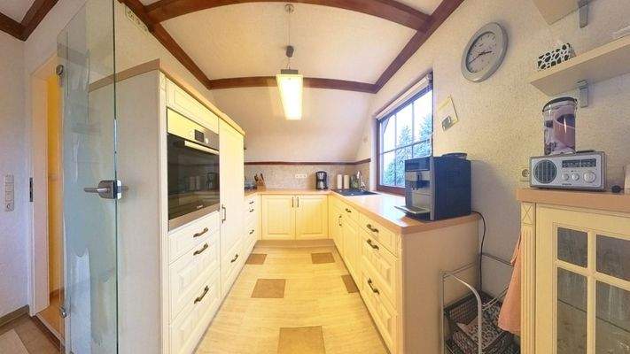 Moderne Einbauküche mit hochwertigen Geräten