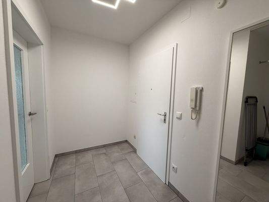 mit Garderobe und Stellflächen