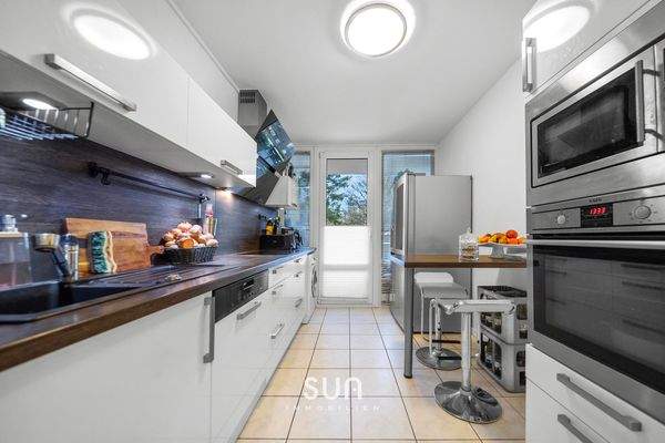 GROßZÜGIGE EINBAUKÜCHE 