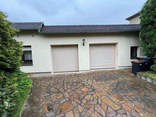 Zwei Garagen für Kfz und Hobby