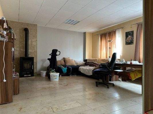 Wohnzimmer mit offener Einbauküche - Einliegerwohnung im OG