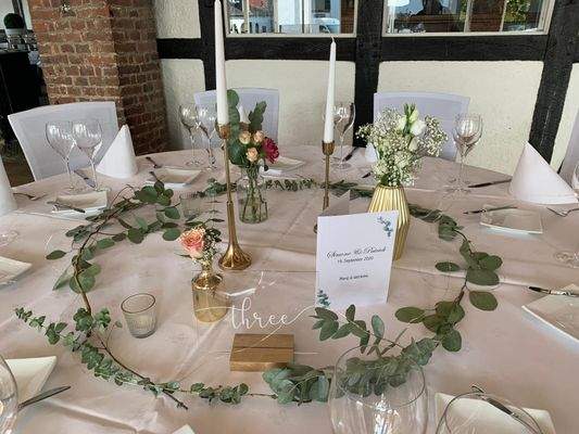 Stilvoll eingedeckter Tisch im Eventbereich