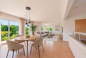 Lichtdurchfluteter Living-Bereich / Salon Virtual Home Staging (KI-basiert)
