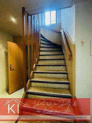 Holztreppe zum OG