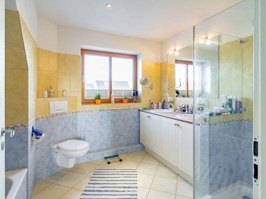 Vollbad mit separater Dusche 