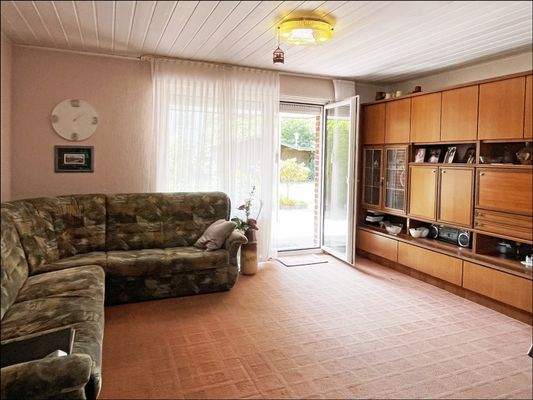 EG: Großer Wohnbereich mit Terrasse