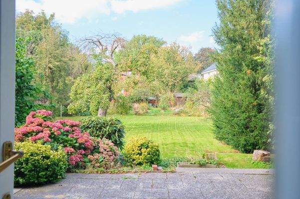 Großzügige Terrasse mit weitläufigem Garten