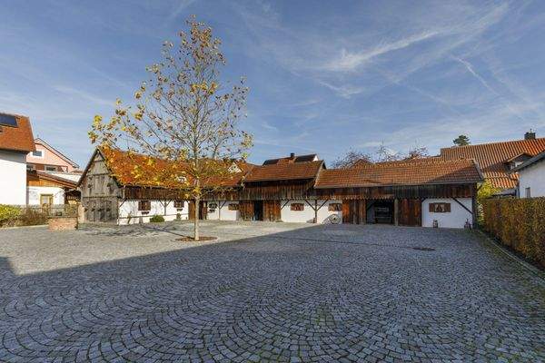 Innenhof mit Blick auf Gaststube und Scheune