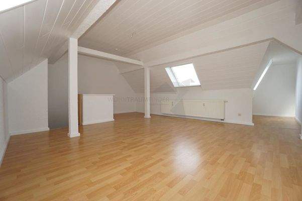 Wohnzimmer mit Arbeitsbereich