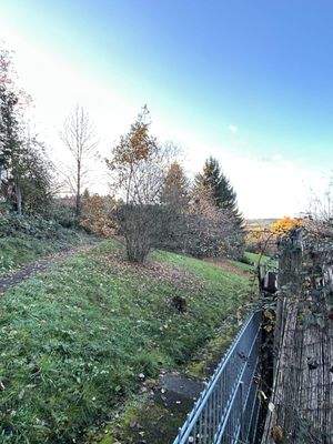 Hinter dem Grundstück