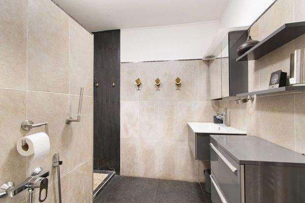 Stilvolles Badezimmer mit Dusche und WC