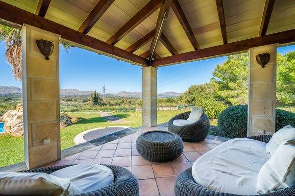 Überdachte Terrasse mit Loungebereich