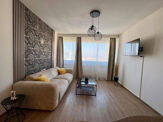 Wohnzimmer mit Blick über Linz im 13 . Stock