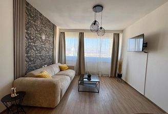 Wohnzimmer mit Blick über Linz im 13 . Stock