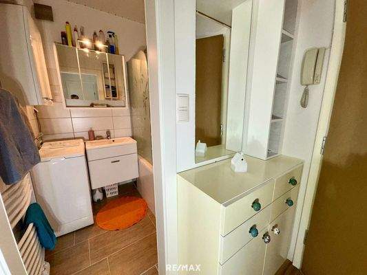 Vorraum mit Badezimmer