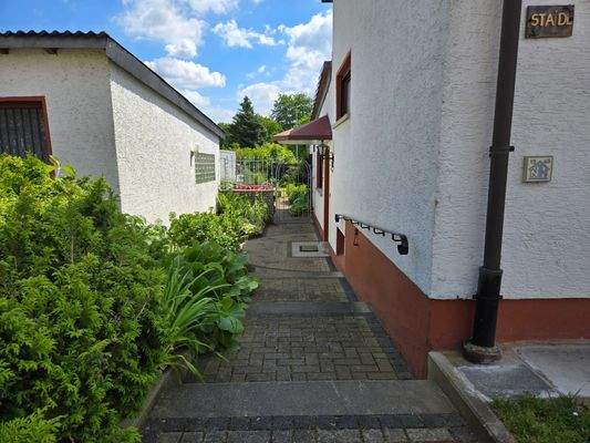 Blick zum Haupteingang