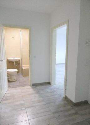 Flur mit Zugang zu Räumen