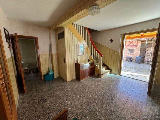 EG – EIngangsbereich mit Treppe zum OG